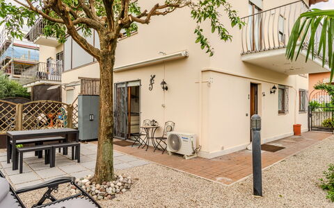 La Rosa: Woongebied, Huis, Deur, Balkon, Bloempot, Kamerplant, Werf, Schaduw, Binnenplaats, Veranda