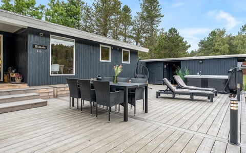 Dirtje - 850M from the Sea: Huis, Dak, Architectuur, Huis, Land Lot, Verblijf, Schaduw, Landgoed, Siding, Werf