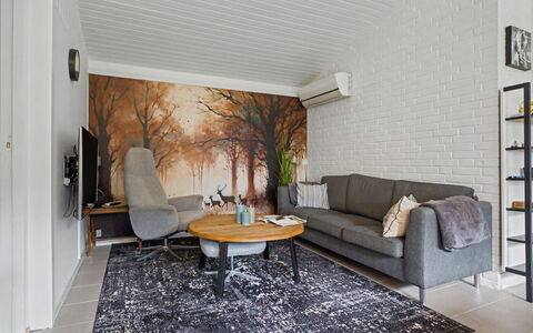 Mea - 750M from the Sea: Meubilair, Interieur Ontwerp, Flooring, Muur, Verdieping, Bankstel, Hout, Woonkamer, Plafond, Kamer