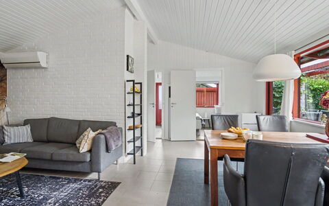 Mea - 750M from the Sea: Flooring, Hout, Bankstel, Interieur Ontwerp, Plafond, Meubilair, Verdieping, Woonkamer, Huis