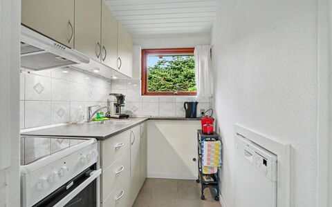 Mea - 750M from the Sea: Flooring, Hout, Major Appliance, Keuken, Interieur Ontwerp, Verdieping, Plafond, Toestel Van De Keuken, Kamer, Countertop