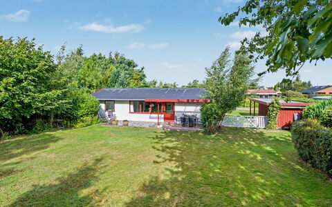 Mea - 750M from the Sea: Gras, Struik, Huis, Dak, Huis, Tuin, Verblijf, Groundcover, Gazon