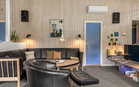 Aderice - 1.6Km from the Sea: Meubilair, Interieur Ontwerp, Muur, Flooring, Hout, Verdieping, Bankstel, Plafond, Woonkamer, Lichte Inrichting