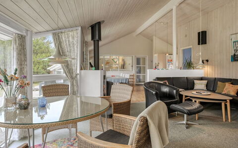 Aderice - 1.6Km from the Sea: Interieur Ontwerp, Meubilair, Plafond, Flooring, Hout, Verdieping, Woonkamer, Bankstel, Huis, Verlichting