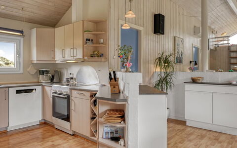 Aderice - 1.6Km from the Sea: Keuken, Meubilair, Countertop, Interieur Ontwerp, Toestel Van De Keuken, Flooring, Hout, Plafond, Cabinetry, Major Appliance