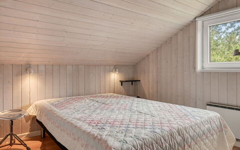 Aderice - 1.6Km from the Sea: Hout, Plafond, Flooring, Interieur Ontwerp, Verdieping, Slaapkamer, Bed, Kamer, Laken, Houten Vloer