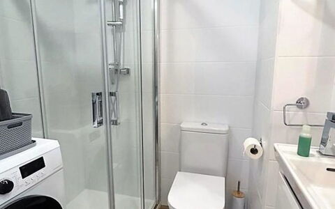 Caribe: Flooring, Verdieping, Interieur Ontwerp, Loodgieterswerkinrichting, Toilet, Wc Bril, Badkamer, Wasmachine, Loodgieter, Kamer