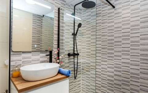 Popa: Badkamer, Muur, Loodgieterswerkinrichting, Interieur Ontwerp, Flooring, Verdieping, Tegel, Kraan, Loodgieter, Wastafel