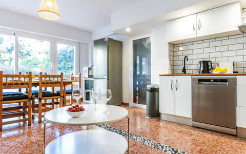Popa: Flooring, Interieur Ontwerp, Keuken, Verdieping, Major Appliance, Hout, Meubilair, Plafond, Toestel Van De Keuken, Countertop