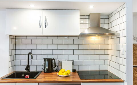 Popa: Keuken, Countertop, Interieur Ontwerp, Muur, Cabinetry, Toestel Van De Keuken, Flooring, Huis, Meubilair, Major Appliance