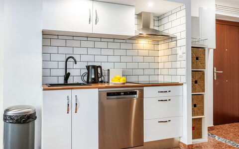 Popa: Major Appliance, Keuken, Flooring, Interieur Ontwerp, Toestel Van De Keuken, Cabinetry, Countertop, Huishoudapparatuur, Verdieping, Huis