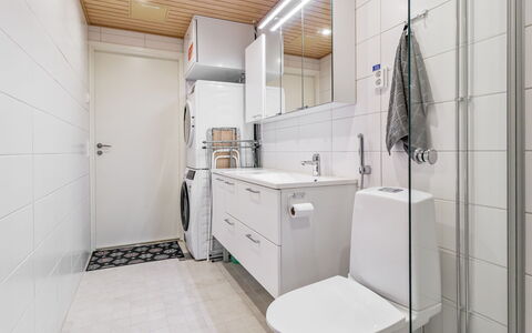 Levihonka 13: Flooring, Verdieping, Loodgieterswerkinrichting, Interieur Ontwerp, Toilet, Wastafel, Wc Bril, Badkamerkast, Badkamer, Loodgieter