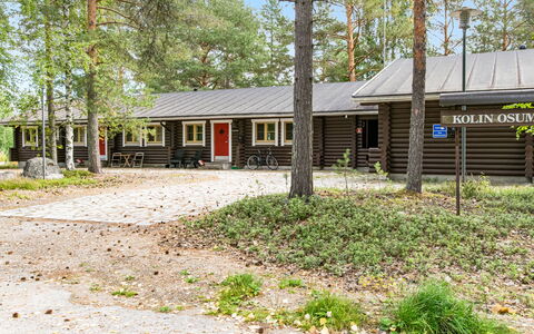 Mäkrä 3: Verblijf, Huis, Schaduw, Werf, Siding, Landgoed, Oprit, Garden Gebouwen, Blokhut, Backyard