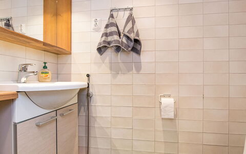 Mäkrä 3: Flooring, Muur, Verdieping, Badkamer, Loodgieterswerkinrichting, Interieur Ontwerp, Wastafel, Wastafel In De Badkamer, Kraan, Toilet