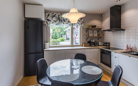 Artunkuja: Meubilair, Interieur Ontwerp, Lichte Inrichting, Flooring, Plafond, Hout, Keuken, Verdieping, Countertop, Cabinetry