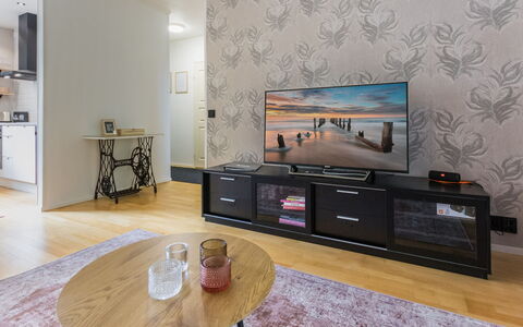 Artunkuja: Interieur Ontwerp, Meubilair, Flooring, Verdieping, Huis, Woonkamer, Kamer, Bankstel, Appartement, Plafond
