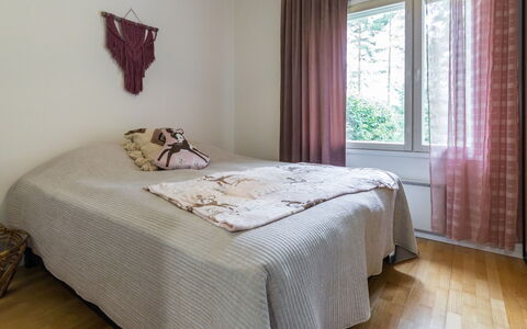 Artunkuja: Bed, Slaapkamer, Verdieping, Interieur Ontwerp, Flooring, Meubilair, Laken, Hout, Bedding, Linens