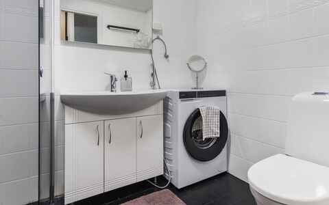 Artunkuja: Flooring, Interieur Ontwerp, Loodgieterswerkinrichting, Verdieping, Wastafel, Badkamer, Toilet, Badkamerkast, Wc Bril, Wastafel In De Badkamer