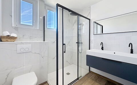 Le Terrier Préfaillais, Jacuzzi: Flooring, Badkamer, Loodgieterswerkinrichting, Verdieping, Interieur Ontwerp, Loodgieter, Kraan, Tegel, Spiegel, Plafond
