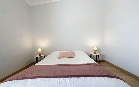 La Plaine-Sur-Mer 801: Bed, Muur, Slaapkamer, Interieur Ontwerp, Verdieping, Meubilair, Hout, Laken, Flooring, Bedding