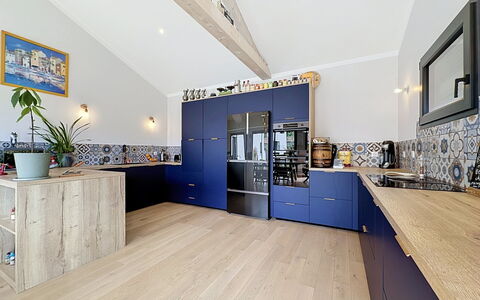 La Plaine-Sur-Mer 801: Interieur Ontwerp, Flooring, Keuken, Meubilair, Hout, Cabinetry, Verdieping, Countertop, Plafond, Houten Vloer