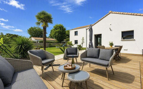 La Plaine-Sur-Mer 801: Meubilair, Buitenmeubels, Stoel, Buitentafel, Tuin, Schaduw, Patio, Backyard, Dek, Werf
