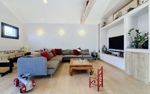 La Plaine-Sur-Mer 801: Meubilair, Interieur Ontwerp, Flooring, Muur, Bankstel, Verdieping, Hout, Plafond, Woonkamer, Kamer