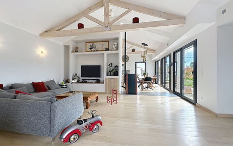La Plaine-Sur-Mer 801: Meubilair, Interieur Ontwerp, Flooring, Hout, Plafond, Verdieping, Bankstel, Houten Vloer, Woonkamer, Verlichting