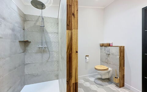 La Plaine-Sur-Mer 801: Flooring, Muur, Verdieping, Hout, Loodgieterswerkinrichting, Interieur Ontwerp, Tegel, Badkamer, Toilet, Samengesteld Materiaal