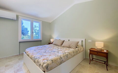 Linaglia: Bed, Slaapkamer, Interieur Ontwerp, Bedding, Meubilair, Laken, Flooring, Plafond, Hout, Verdieping