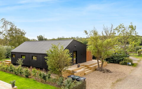 Munibert - 100M from the Sea: Gras, Struik, Verblijf, Tuin, Boerderij, Landgoed, Landscaping, Garden Gebouwen, Werf