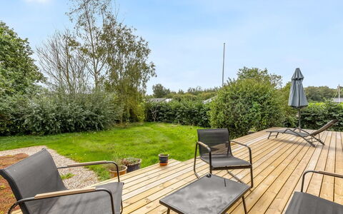 Munibert - 100M from the Sea: Meubilair, Hout, Buitenmeubels, Stoel, Tuin, Hardwood, Buitentafel, Dek, Schaduw, Beits