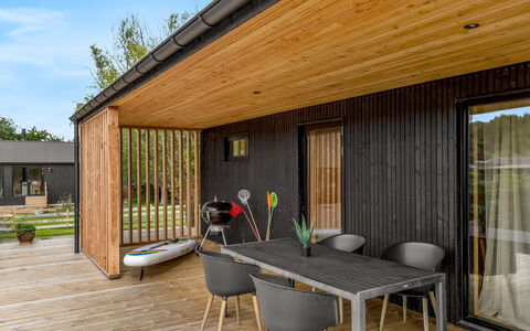 Munibert - 100M from the Sea: Hout, Huis, Samengesteld Materiaal, Hardwood, Beits, Dek, Plank, Garden Gebouwen, Schaduw, Keuken En Eettafel