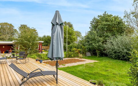 Munibert - 100M from the Sea: Struik, Tuin, Land Lot, Meubilair, Buitenmeubels, Stoel, Hardwood, Dek, Schaduw