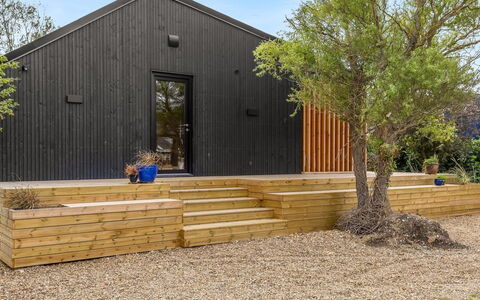 Munibert - 100M from the Sea: Hout, Hardwood, Verblijf, Siding, Plank, Garden Gebouwen, Tuin, Schuur, Natuurlijk Materiaal, Backyard