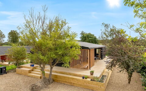 Munibert - 100M from the Sea: Struik, Land Lot, Tuin, Verblijf, Garden Gebouwen, Schaduw, Schuur, Backyard, Hardwood, Werf