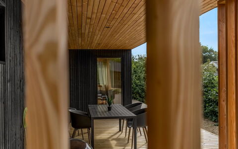 Munibert - 100M from the Sea: Hout, Hardwood, Beits, Plank, Multiplex, Houten Vloer, Natuurlijk Materiaal, Timmerhout, Schaduw, Dek