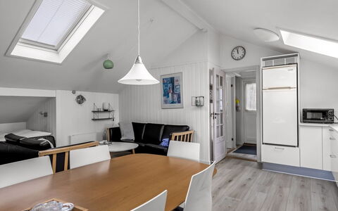Dior - 800M from the Sea: Flooring, Interieur Ontwerp, Plafond, Hout, Meubilair, Verdieping, Keuken, Kamer, Appartement, Houten Vloer