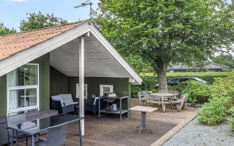 Dior - 800M from the Sea: Huis, Verblijf, Landgoed, Siding, Schaduw, Werf, Hardwood, Landscaping, Garden Gebouwen, Buitenmeubels