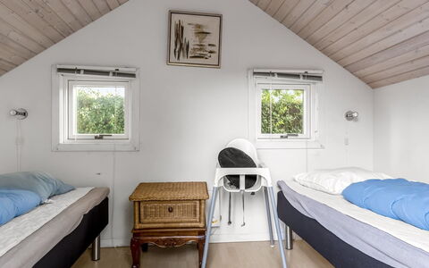 Dior - 800M from the Sea: Slaapkamer, Bed, Hout, Meubilair, Interieur Ontwerp, Plafond, Huis, Bedding, Laken, Huis