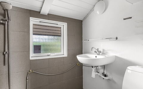 Dior - 800M from the Sea: Loodgieterswerkinrichting, Badkamer, Flooring, Verdieping, Plafond, Interieur Ontwerp, Toilet, Loodgieter, Wastafel, Kraan