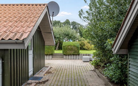 Dior - 800M from the Sea: Dak, Architectuur, Huis, Struik, Huis, Woongebied, Siding, Verblijf, Schaduw, Tuin