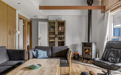 Helrun - 800M from the Sea: Meubilair, Interieur Ontwerp, Flooring, Verdieping, Hout, Bankstel, Plafond, Kamer, Houten Vloer, Woonkamer