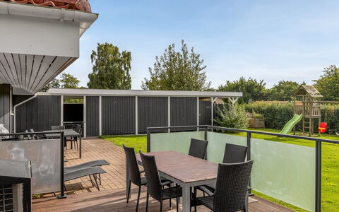 Helrun - 800M from the Sea: Architectuur, Veranda, Meubilair, Buitenmeubels, Huis, Schaduw, Stoel, Buitentafel, Tuin, Landscaping