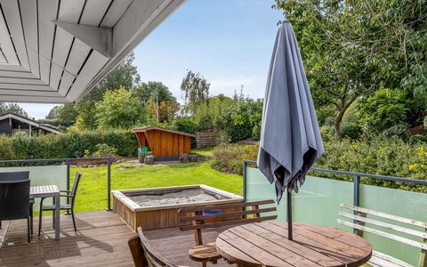 Helrun - 800M from the Sea: Meubilair, Buitenmeubels, Struik, Veranda, Land Lot, Tuin, Dek, Stoel, Schaduw, Hardwood