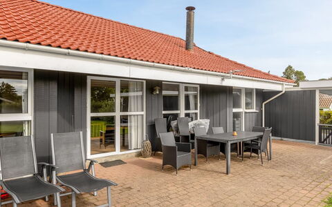 Helrun - 800M from the Sea: Huis, Schaduw, Landgoed, Buitenmeubels, Toevlucht, Stoel, Werf, Veranda, Hardwood, Ontwerp