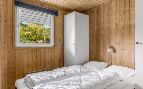 Helrun - 800M from the Sea: Hout, Slaapkamer, Flooring, Verdieping, Bed, Plafond, Interieur Ontwerp, Laken, Bedding, Beits