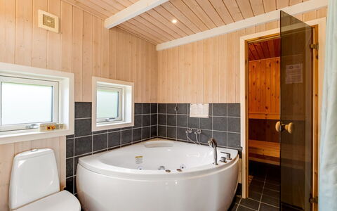 Tobias - 30Km from the Sea: Loodgieterswerkinrichting, Flooring, Hout, Badkamer, Verdieping, Interieur Ontwerp, Plafond, Bad, Loodgieter, Kamer