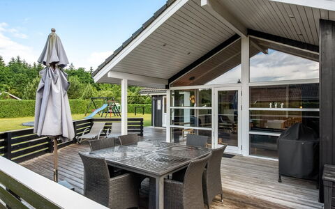 Tobias - 30Km from the Sea: Huis, Veranda, Dek, Verblijf, Schaduw, Hardwood, Buitenmeubels, Ontwerp, Siding, Stoel