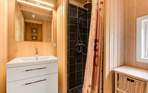 Tobias - 30Km from the Sea: Flooring, Muur, Verdieping, Hout, Interieur Ontwerp, Loodgieterswerkinrichting, Wastafel In De Badkamer, Plafond, Badkamerkast, Wastafel
